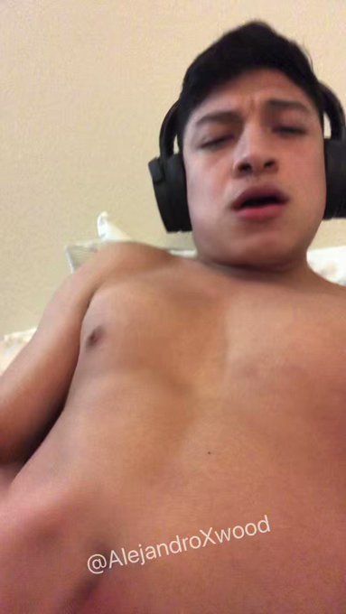 Watch me cum all over my face ??? @alejandroxwood1 // https://t.co/uWDh7FOFGm

⁃10% off the next 10 new