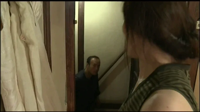 汗と愛液に塗れ男と女が激しく欲情をぶつけ合う。 互いに下着を脱げば、既に臨戦態勢。 男の猛り狂う肉棒に女はムシャブリ付き、男も負けじと愛撫する。 互いの秘部が交わり激しく突き動く。 ここは真夏のボロアパート。 行き遅れた女の住む家。 外で待つ女は窓から漏れ聞こえる声に濡れていた。
