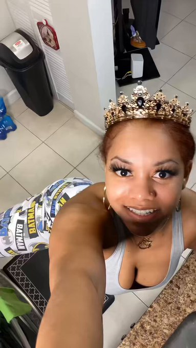 Ceiling challenge ✨🧏🏾&zwj;♀️ #Tiktok https://t.co/akPLMHPrGR<a href="/tag/tiktok"class="tags">#Tiktok</a>