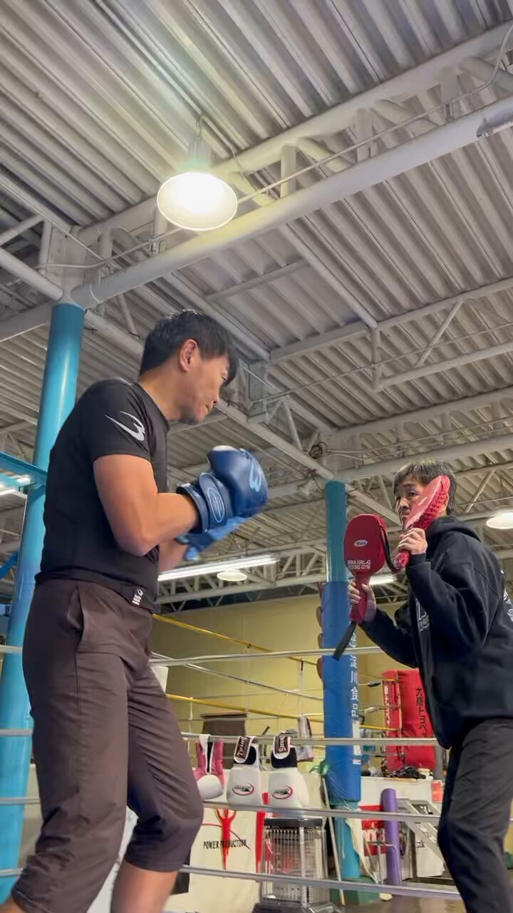 サイン入りグローブ 元世界チャンピオン 井岡弘樹さん Body Maker これはやるべき🥊 元世界チャンピオン井岡弘樹会長の 自宅で