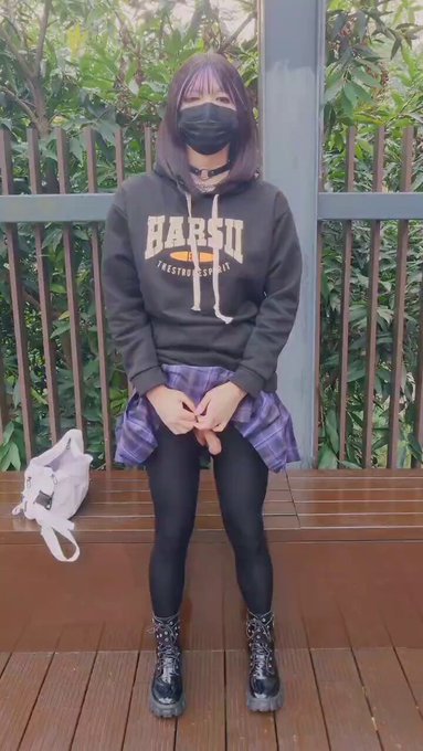 爱上户外露出更衣的骚伪娘又来啦，面临随时可能被人发现的同时还要把自己换衣服时毫无防备的一面暴露出来，真是色情又刺激 #伪娘 #女装子 #男の娘 #露出 #骚货 #crossdress https://t<a href="/tag/%E4%BC%AA%E5%A8%98"class="tags">#伪娘</a><a href="/tag/crossdress"class="tags"><span>#crossdress</span></a><a href="/tag/%E7%94%B7%E3%81%AE%E5%A8%98"class="tags"><span>#男の娘</span></a><a href="/tag/%E9%9C%B2%E5%87%BA"class="tags"><span>#露出</span></a><a href="/tag/%E9%AA%9A%E8%B4%A7"class="tags"><span>#骚货</span></a><a href="/tag/%E5%A5%B3%E8%A3%85%E5%AD%90"class="tags"><span>#女装子</span></a>