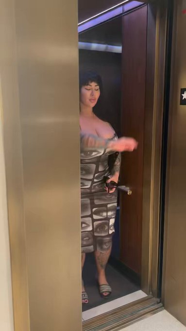 I hold the elevator for you wyd? https://t.co/3SScFwA0pO
