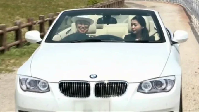 重役のジジイと高級車でドライブに出掛けた愛人。 会議中に抜け出して…。 愛人に咎められるも、どこ吹く風。 やがて車は人気のない海沿いへ。 永らく乗っていなかった愛車。 なにより愛人に乗りたかったようだ。 老齢だと言うのに肉棒はイキリ立っている。 「もう…」と言うのと同時に咥え込む愛人。