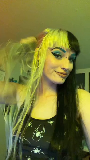 Check out the studio ☁️🤍☁️ #sammiebeare #studio #alternative #vibe https://t.co/EF9zVWFxpb<a href="/tag/sammiebeare"class="tags">#sammiebeare</a><a href="/tag/studio"class="tags">#studio</a><a href="/tag/vibe"class="tags"><span>#vibe</span></a><a href="/tag/alternative"class="tags"><span>#alternative</span></a>