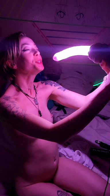 Made myself an LED dildo so I can demonstrate how I murder a cock with my throat 🥰 https://t.co/ofUT