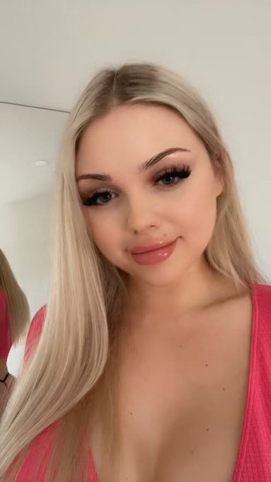 Do I look pretty in pink? 💘 https://t.co/ShFoqWGkIf