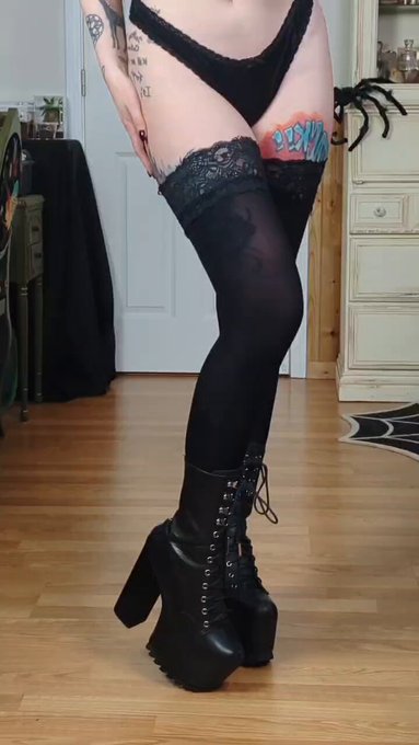 Happy Friday friends 🖤 Say it back? https://t.co/kb4uzFygV3