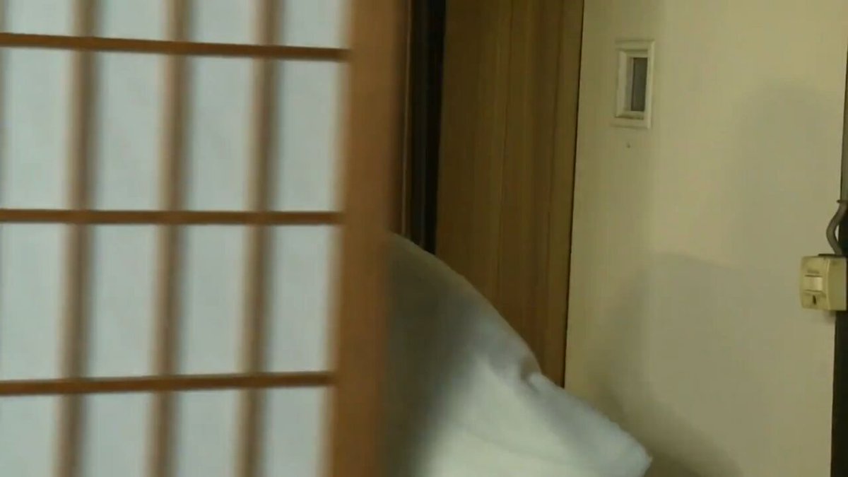 客間の布団を運び込む旅館の中居。 夫には既に先立っていた。 所謂、未亡人。 そんな健気に働く姿を番頭は見ていた。 もっとも、目的は違っているのだが…。 閉めたはずの障子が開いた。 人の気配。 振り向く中居。 入って来た番頭は、視線を送り中居に何かを伝えたのだ。そして…。
