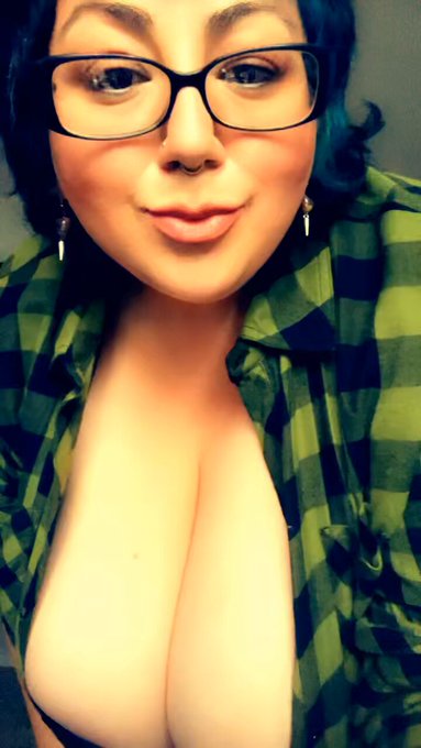 Christmas date night outfit 🎄 https://t.co/6r41RjmBh3<a href="/tag/mvsales"class="tags"><span>#mvsales</span></a>