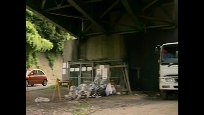 トラックの脇に止まる車。 出てきたのは女。トラックには男が乗っていた。 男はトラックの荷台に上がり女を誘う。 二人とも待ち焦がれていたように舌を絡ませ、欲情に駆られるがままに、周囲を気にせず、まぐ合っていく。 この後、女に訪れる運命は知る由もなかった…。