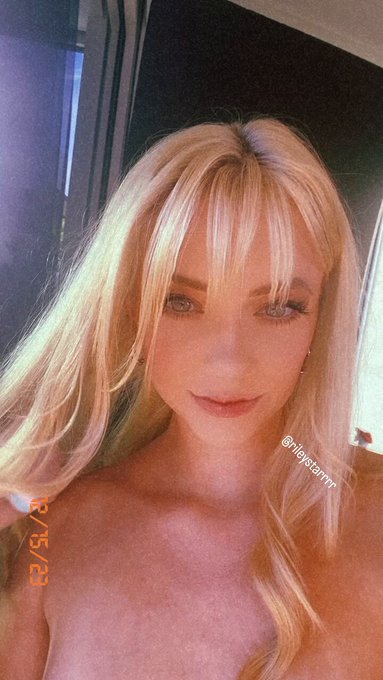 Lick me👅 https://t.co/gXc1DsvX6D