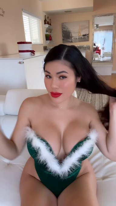 Can I borrow someone&rsquo;s Christmas tree? 😂🎄😩 https://t.co/F9Ms0wYCOx