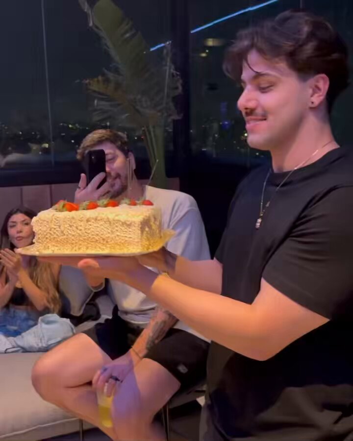 Lucas Olioti on X: olha o que chegou hoje placa de 10 milhões do canal “ t3ddy” muito obrigado por estarem aqui <3  / X