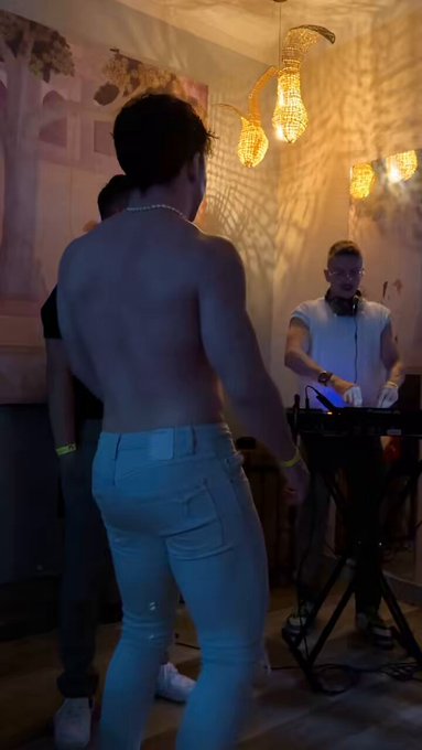 Baila en “musculoca” https://t.co/0YFz7TWeCY
