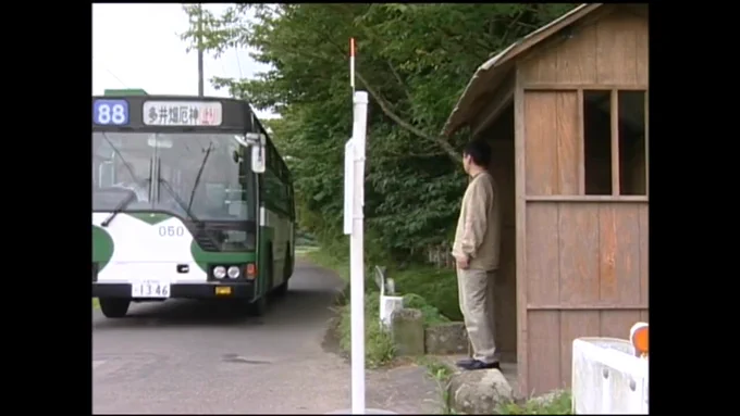 バス停で一人待つ男。 到着したバスから降りて来た女。 どうやら彼女を待っていたようだ。 ベンチでの抱擁が長い年月を経ての再会を示す。二人を乗せた車は走り出す。 止まった車の中。 男は肉棒を取り出し女はムシャブリ付く。それは久方ぶりのセックス。味わう様にそして性欲の思うがまままに…。