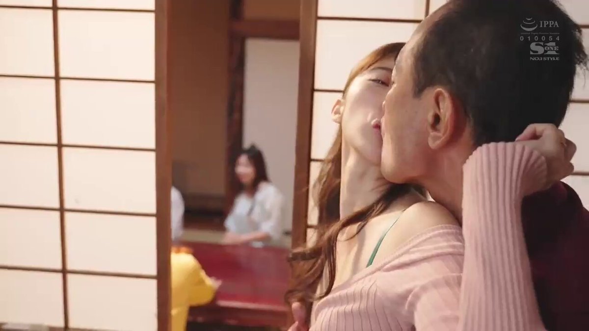 星宮一花 家族団らんで談笑の間から、ふすま1枚挟んで繰り広げられる淫行～💞 喘ぎ声を押し殺して、ほっそい身体が悶えイキ果てていきます😍