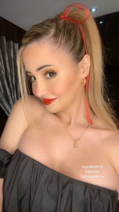 retweet if you want a trans girlfriend for christmas, because i think i&rsquo;m ready to be unwrapped 🎁🙊 https://t<a href="/tag/halloween"class="tags"><span>#halloween</span></a><a href="/tag/transgender"class="tags"><span>#transgender</span></a>