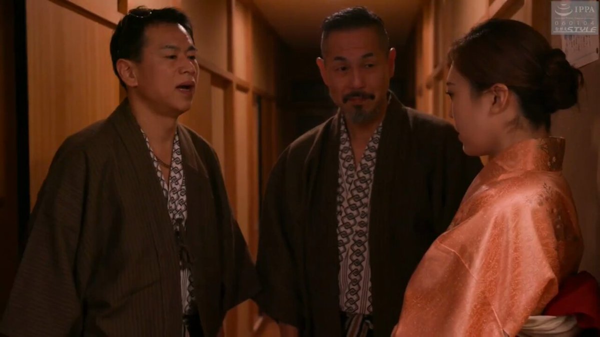 七瀬いおり 小さな旅館を切り盛りする若女将。 そんな宿にガラの悪い連中が宿泊した。 コンパニオンを呼べだの何だのと無理を言ってくる。 女将は止む無く対応していく。 その連中のボスが、何やら部下へ目配せ。 ボスが女将を伴いトイレに案内させた…その時だった。 背後から迫って来た男達に…。