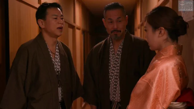 七瀬いおり 小さな旅館を切り盛りする若女将。 そんな宿にガラの悪い連中が宿泊した。 コンパニオンを呼べだの何だのと無理を言ってくる。 女将は止む無く対応していく。 その連中のボスが、何やら部下へ目配せ。 ボスが女将を伴いトイレに案内させた…その時だった。 背後から迫って来た男達に…。