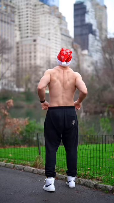 Santa 🎅🏼 working hard in central park 🎄 https://t.co/P7HJGJTbWP