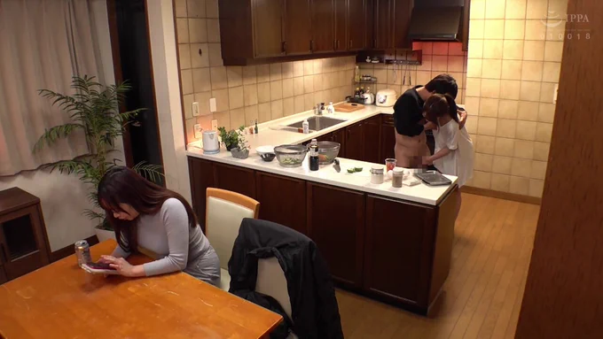 東條なつ 『固い方が美味しいんだって？🥰』 『早く食べたいなあ～💕』　 お姉ちゃんに隠れて、お姉ちゃんの彼氏をこっそり乳首責め手コキでいじめて遊ぶ小悪魔妹👿 いつバレてもおかしくないのに、お姉ちゃんと談笑しながらお姉ちゃんの彼氏のドMちんぽ弄んで悶絶させてます😇