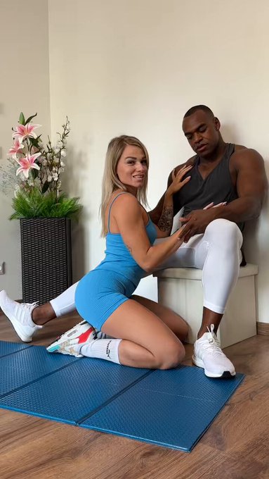 La Befana cavalca la 🧹,  hai gi&agrave; visto come l&rsquo;ho cavalcato io il mio bastone 😏 GUARDALO QUI @AaronRockxxx