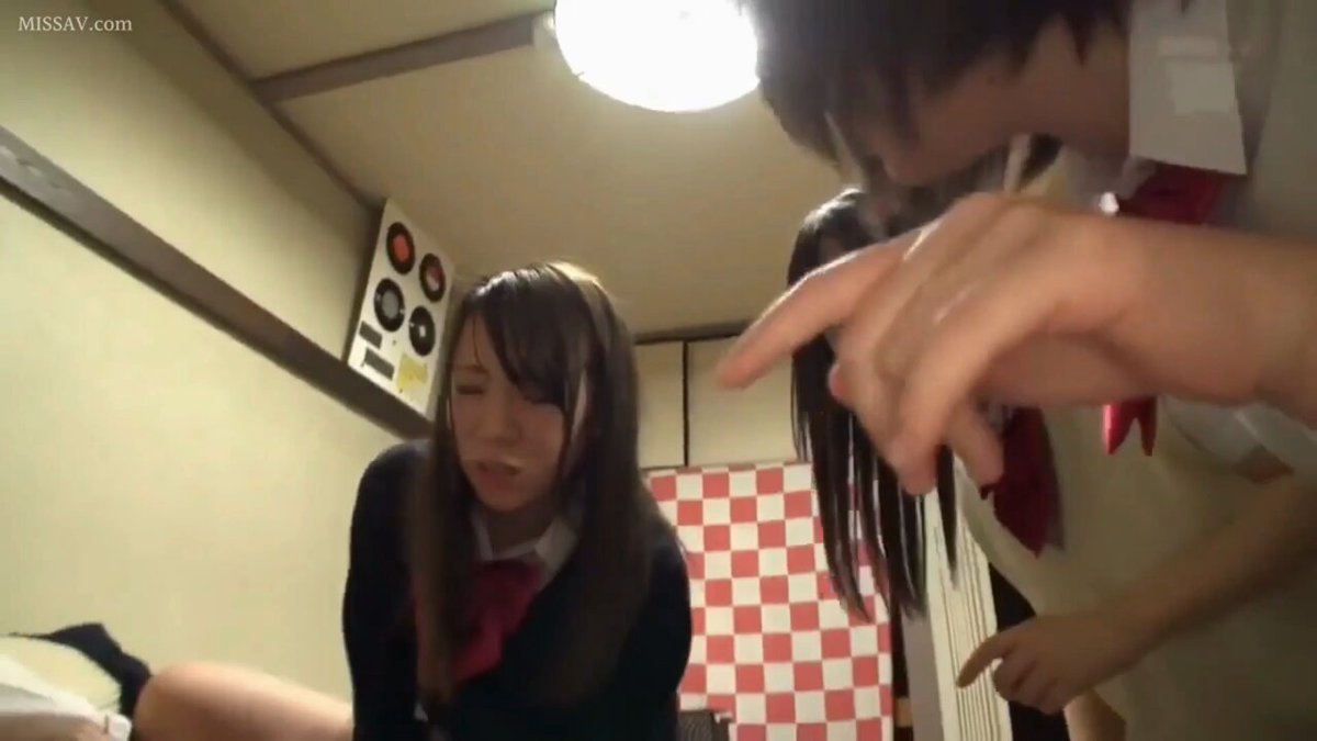 同級生の目の前でお互いに膣内射精を煽りあう。少女が集団となりハチャメチャノーブレーキ状態