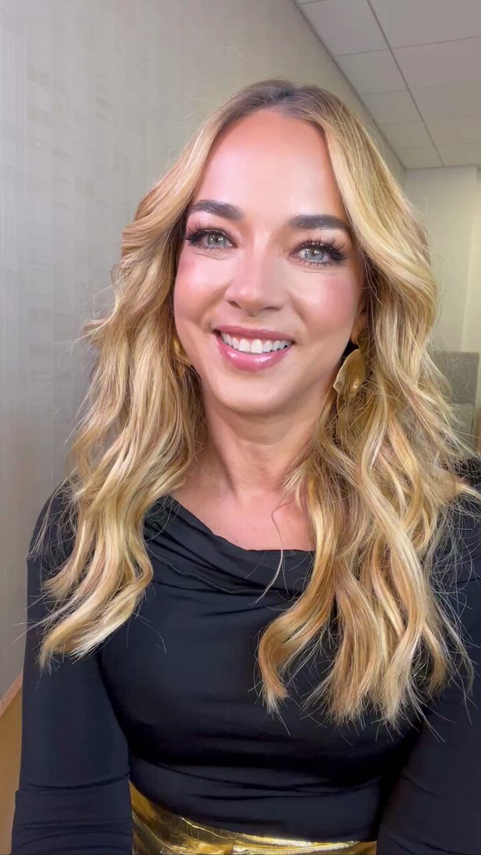 Adamari Lopez on X: "Mi gente linda hoy tenemos una cita a las 7PM/6 C para  que me acompañen en el estreno de #QuienCaeraUS por @UniMas. Se van a  divertir mucho! https://t.co/B9712NI8Pd" /