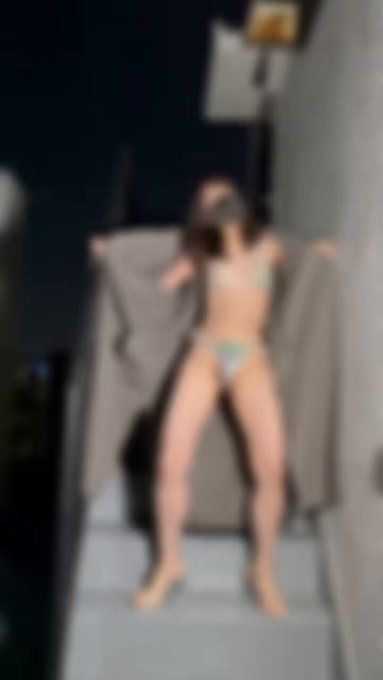 雑居ビルの屋上で露出オナしてきました??
Exposure masturbation on the rooftop of a multi-tenant building?
https://t.co/NfVL4rojBk
https://t