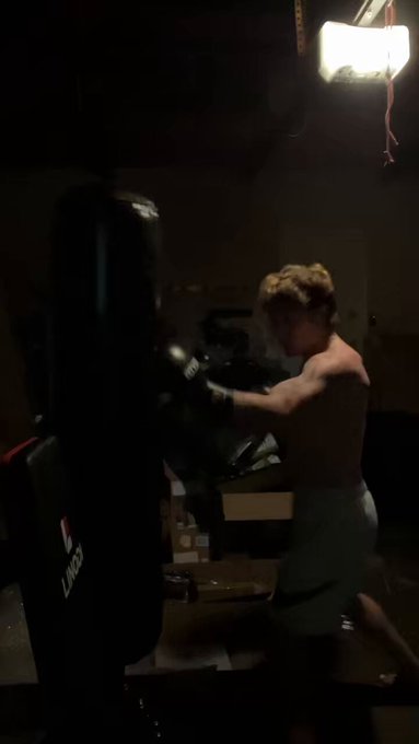 2 pic. More bag cardio today https://t.co/Rg1ok53wwy