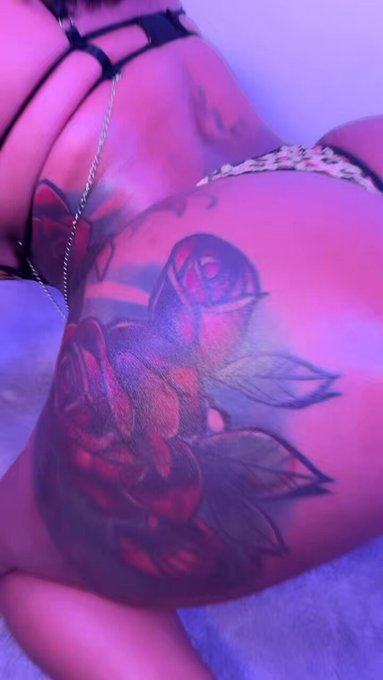 I&rsquo;m live in 2 mins on my onlyfans so click the link in my bio and subscribe 💦💦💦 https://t.co/nrU6r9Z