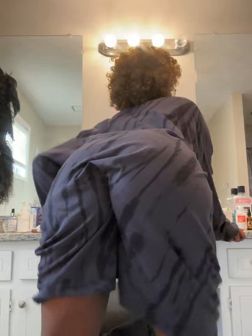 Big tshirts can be sexy too 😨 https://t.co/bh6n5bjl09