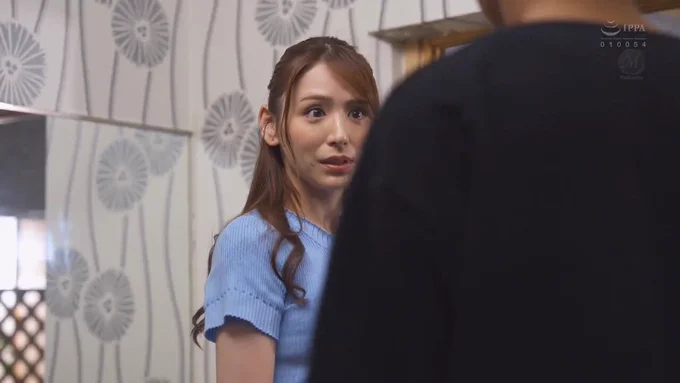 広瀬ゆり 温泉地への取材ロケ。 人妻アナウンサーはディレクターに呼び出される。 打ち合わせかと思いきや、ディレクターは人妻にイキなり抱き付き唇を奪うと、その手は大きな乳房に及ぶ…。 「止めてください。」と発するもディレクターの手は止まらない。人妻の身体を這う手は熟れた果実に向かていく…。