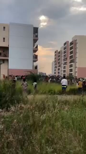 [問卦] 非洲兩津勘吉 徒手爬樓救人（影