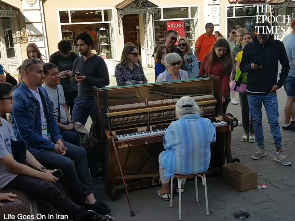 Family Moments on X: "Retired Pianist playing Hungarian Rhapsody no 2 - Mesmerizes The Crowd There was this street artist playing the piano and then this passerby lady came along with a