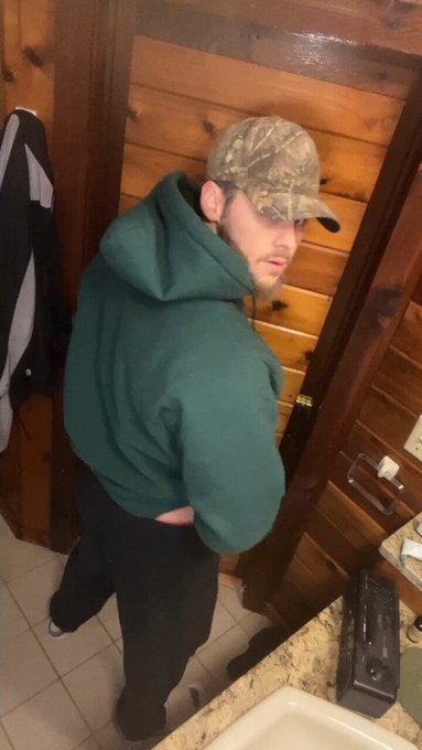 How can you tell a booty is operational?? https://t.co/88C2OAjMUb https://t.co/3uaDNjCK88