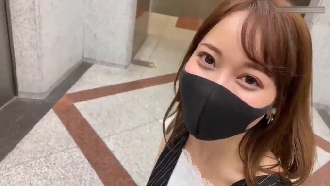 七瀬アリス ななせさん26歳。元アイドル。 その端正なルックスで、グループでは不動のセンターでした。 今後の人生に悩んでいた時にファンのおじさんに励まされ付き合うことになり、流されるままに結婚。 アイドル時代は自由に恋愛できなかったこともあり、たまには刺激的なデートをしてみたいと考え…