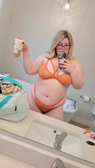 Do you like me in orange? https://t.co/w4f8m9xPkp