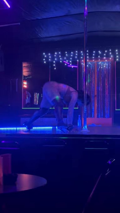 Got tired of yall on the internet,  So I went back to the club in person 🤭   #lulbenzie #thereallulbenzie<a href="/tag/thereallulbenzie"class="tags"><span>#thereallulbenzie</span></a><a href="/tag/lulbenzie"class="tags"><span>#lulbenzie</span></a>