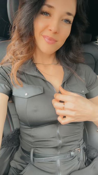 I&rsquo;m going live tonight 🥵 9pm (german time)  https://t.co/yTGzI8sqPn  And don&rsquo;t miss this&hellip;. 20x 40% discount&hellip;