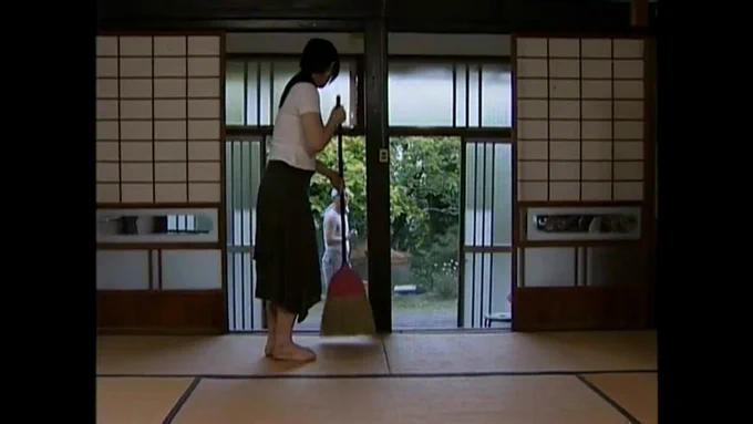 座敷を掃除する人妻。 庭で作業をする庭師。 作業中に目が合うふたり。 何かを察したか、人妻は掃除の手を止め離れに向かい始め、庭師も人妻の後を追う。 二階に上がり庭師は目の前の布団を敷くき終わると服を脱ぎ捨てる。人妻も脱ぎ始める。 熟し火照った体が露わになり…。