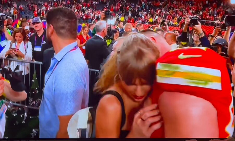 Taylor Swift Brasil on X: "Taylor Swift e Travis Kelce comemorando a  vitória dos Chiefs juntos! 🩶 https://t.co/wQ9JMECi8c" / X