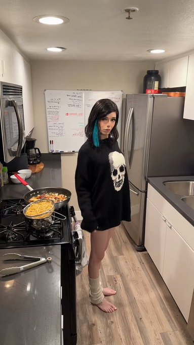 Me for desert or me instead of dinner? 😁 https://t.co/IQcxe4hL3l