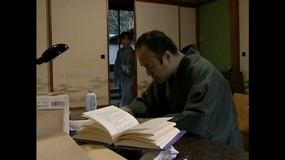 とある男客の部屋に現れた中居。 男客は自分の傍に座る彼女の着物の裾を捲る。 現れた生足。 男の手は更に奥へと進む。 指先に感じる陰毛。 彼女が男の前に在られる時はいつもそうなのだろう。 胸元へ延びる手は着物の衿を掴むと…。