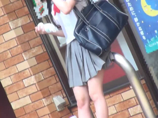 満員電車で朝から刺激的すぎるミニスカ女子校生に急接近😝 短いスカートをめくってバックから●りまくり‍💫