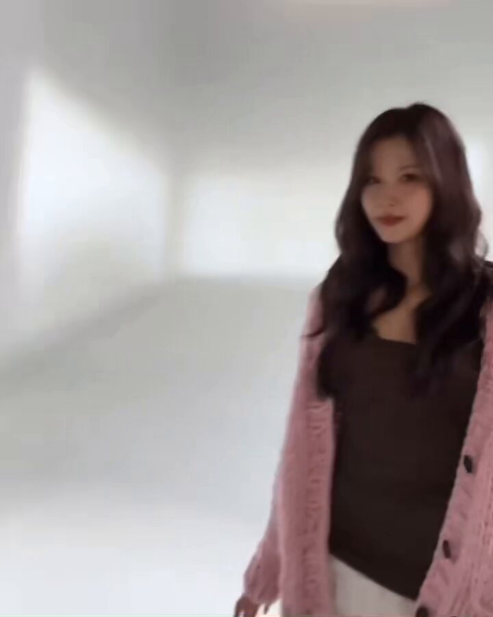TWICE・サナ、「とんでもなく可愛い」胸元あらわ
