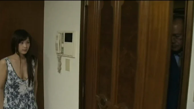 夫の急な出張。 妻は、ある人へ連絡を入れた。 夫の父親。つまり義父である。 義父との関係をもったのは、義母の一周忌の夜。 息子の妻の寝室へ忍び込んだ義父に体を許してからだ。 思い出すだけども子宮がジンジンと熱くなってくる。 義父の到着を待つ今。 彼女の壺は愛液で溢れている…。