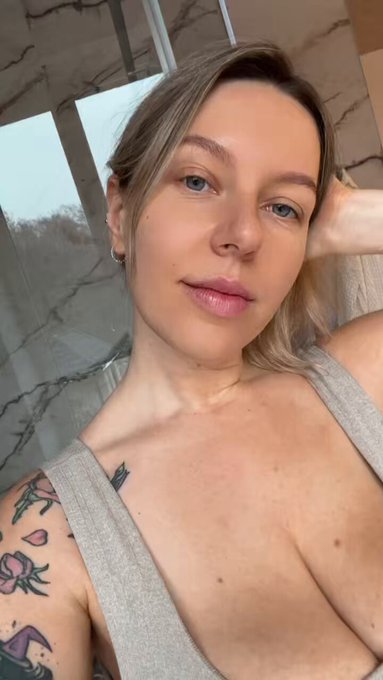 Rise and shine as it’s Humpday babies ? https://t.co/m8NHKbZSgz