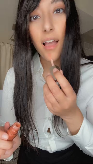 I love button down blouses but they never fit quite right 🥲 https://t.co/tKDFCumwGQ