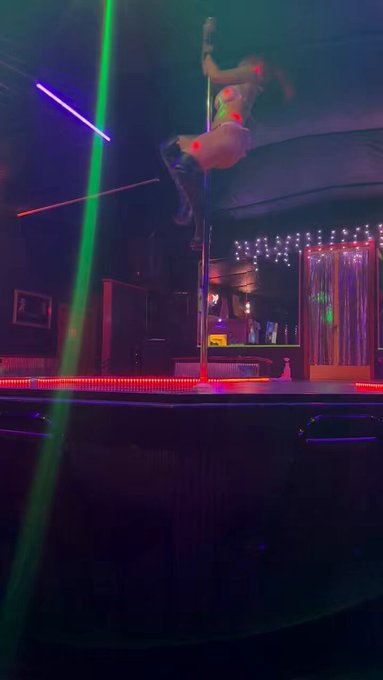 I missed the stage. Just dancing for the staff 😌 #lulbenzie #thereallulbenzie   Wish you were the staff<a href="/tag/thereallulbenzie"class="tags"><span>#thereallulbenzie</span></a><a href="/tag/lulbenzie"class="tags"><span>#lulbenzie</span></a>